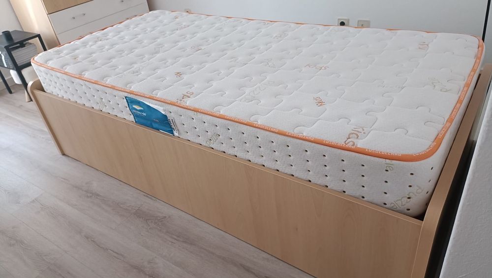 Cama individual com arrumação e colchão