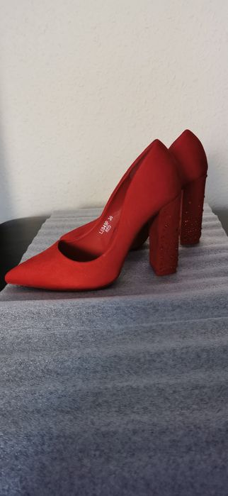 Czółenka czerwone na słupku