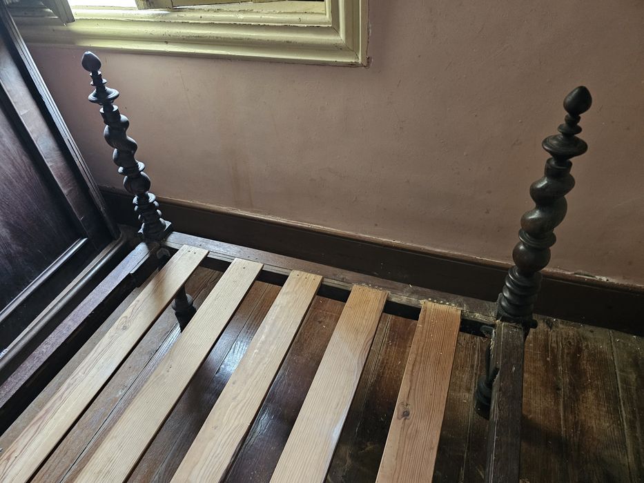 Cama solteiro antiga