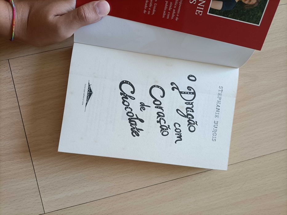 Livro-o dragão com coração de chocolate