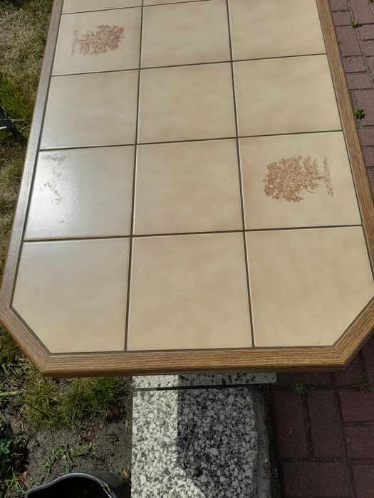 Ława drewniana z kaflami.