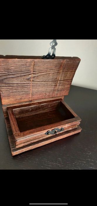 Caixa decorativa em madeira, com mapa mundi