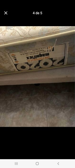 Estrado forrado com pés e colchão