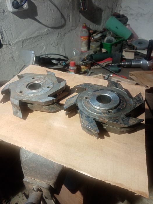 Продам фрези. б/в.ціна договірна.