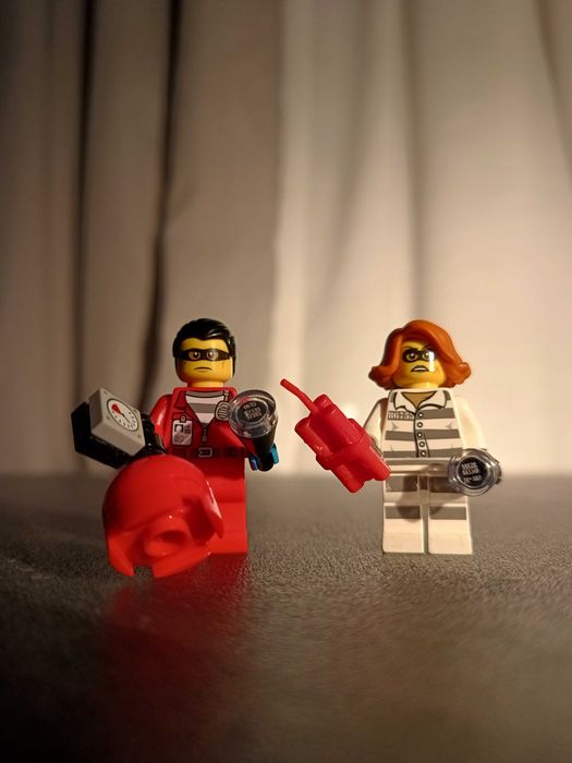 Dwie figurki LEGO złodziejka i złodziej z atrybutami.