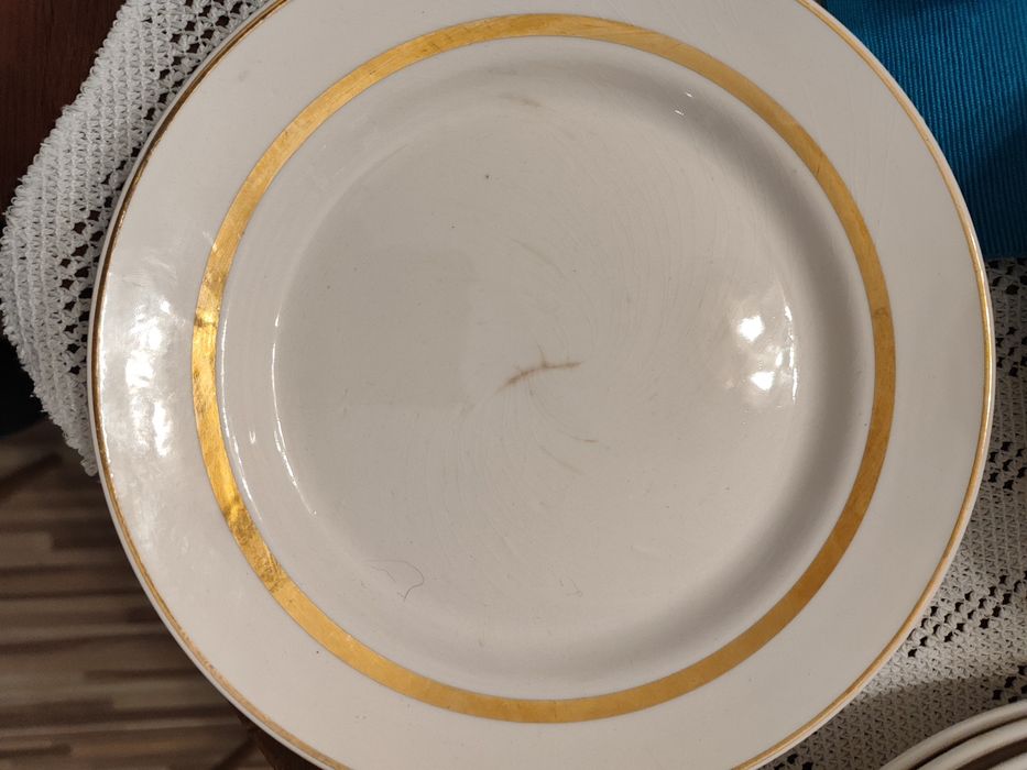 Zestaw obiadowy ze złotym paskiem