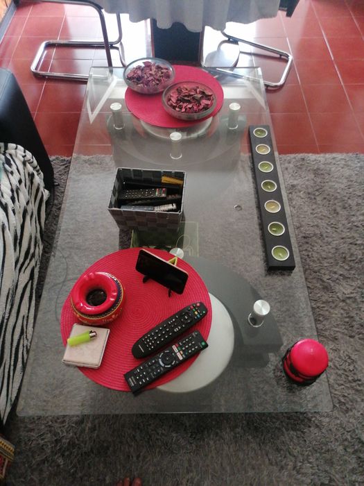 Mesa como nova com dois pouf's64584489321857121