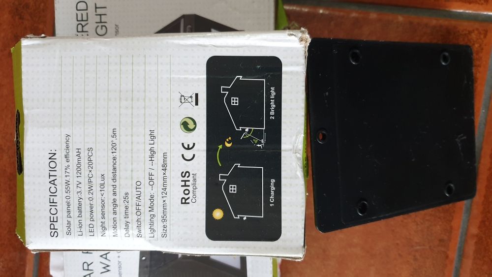 Projetor SOLAR led com sensor de movimento com painel solar