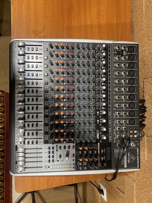 Mesa mistura Behringer QX 2442 USB