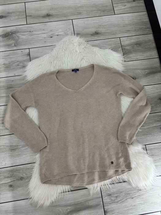 Beżowy sweter dzianinowy w serek L