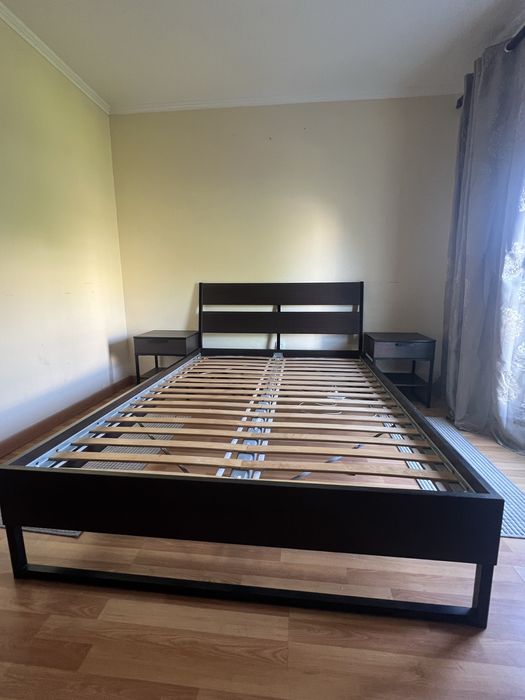 Cama casal TRYSIL - cama casal + estrado + duas mesas de cabeceira