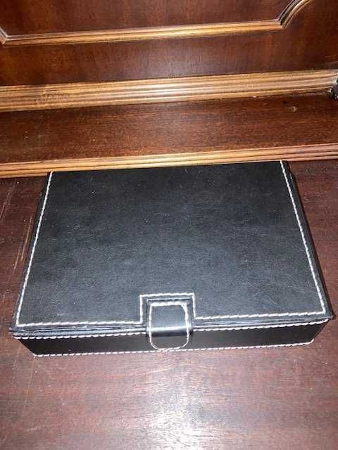 Caixa de arrumação Ikea Rissla (descontinuado).