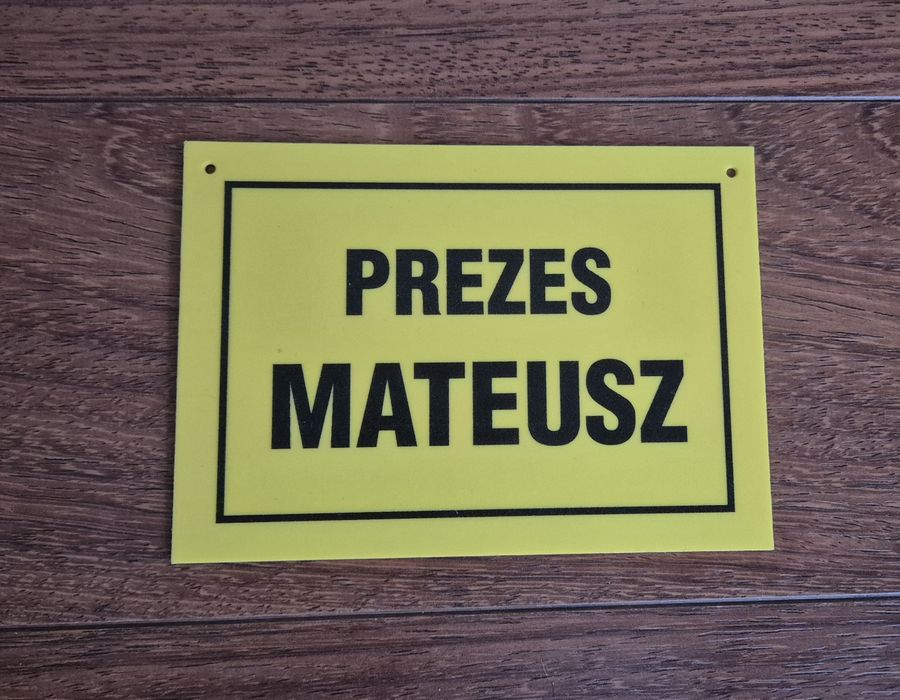plastikowa tabliczka pocztówka żółta na drzwi prezes Mateusz