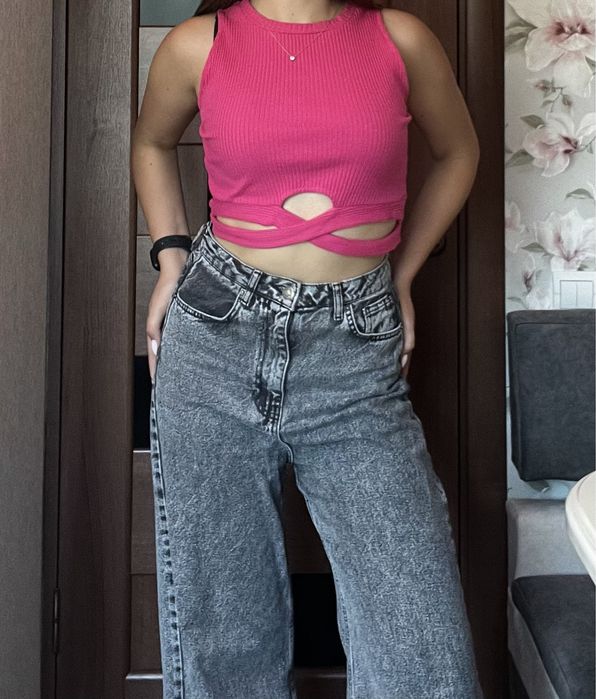 Топ з вирізом на тілі