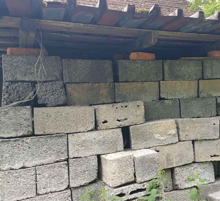 PUSTAKI - pod zadaszeniem