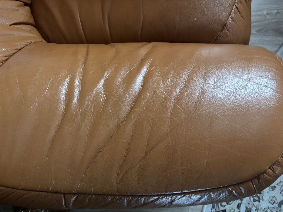 Продається стильний шкіряний диван у відмінному стані.