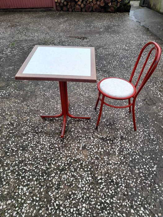 Mesas e cadeiras de café usadas