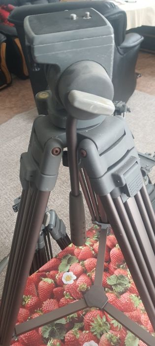 Штатiв для вiдеокамери.