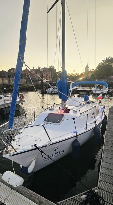 Barco veleiro  muito estimado com lugar de marina cascais