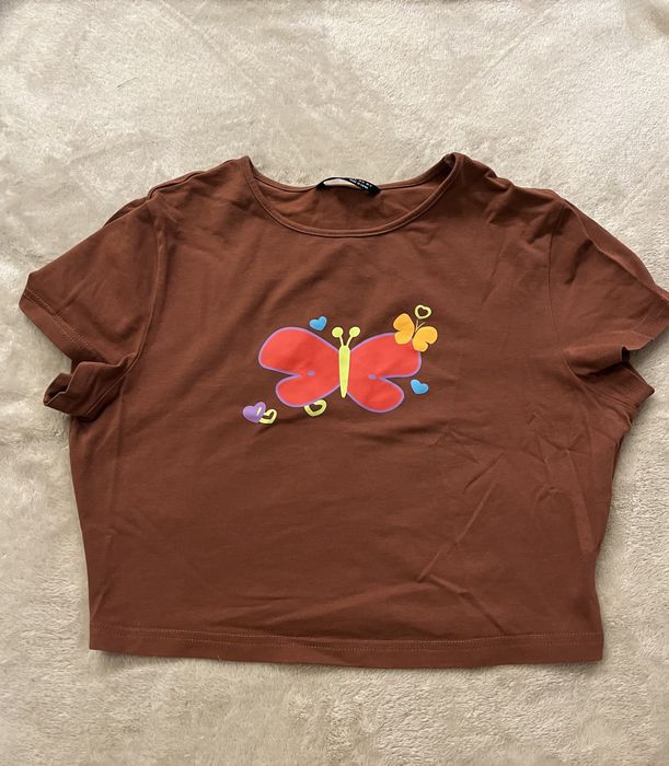 T-shirt crop top brązowy z motylem