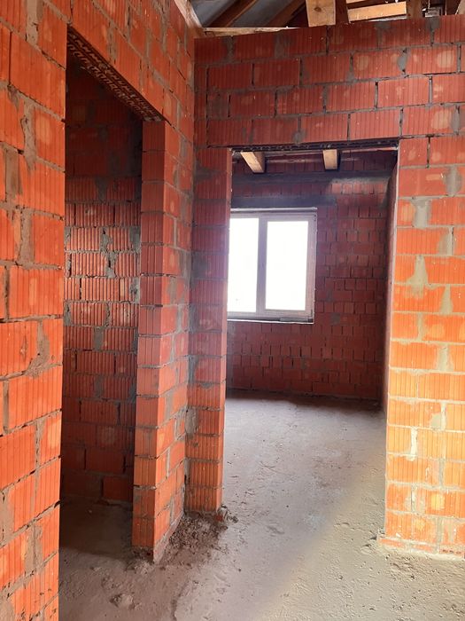 Продаж двох будинків за ціною одного