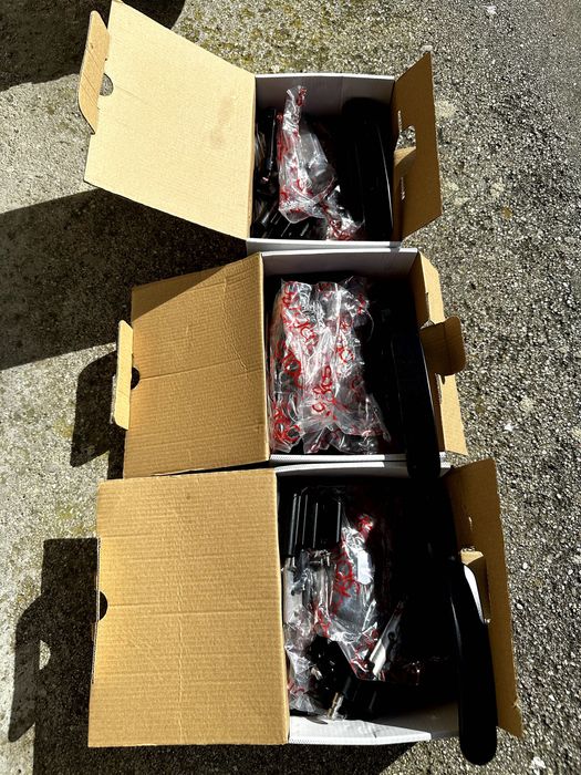 Puxadores e dobradiças Stac pretas