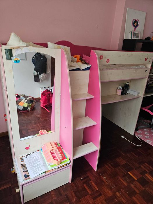 Cama elevada para criança com colchão como novo.