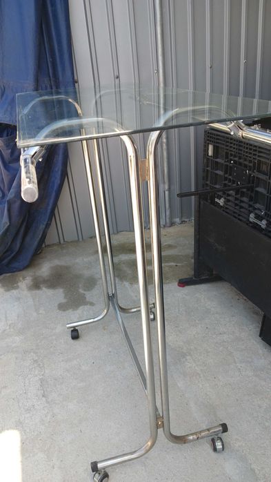 Expositores de roupa com tampo de vidro