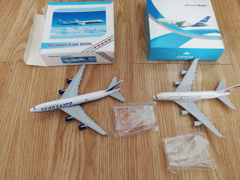 2x modele samolotów 1/400 boeing 747 airbus a380 etihad metal metalowe
