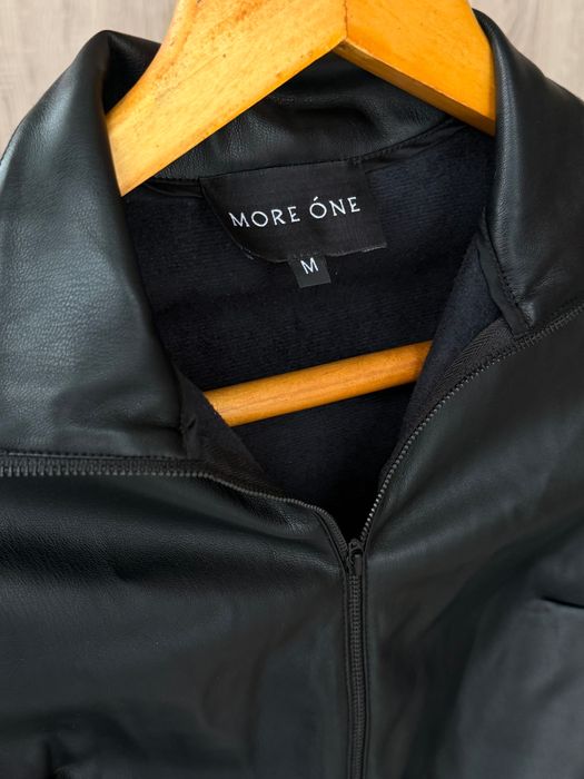 Шкіряна кофтина на замку