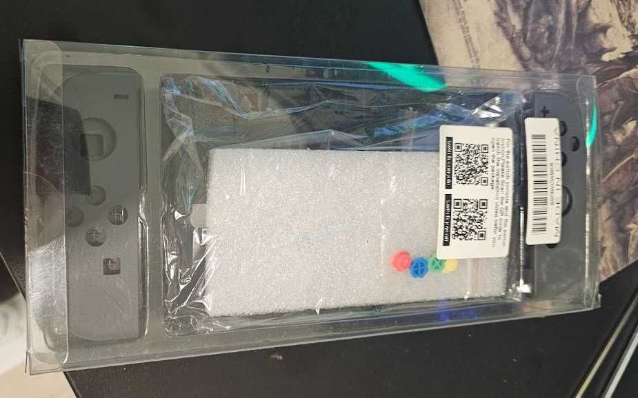 Carcaça Nintendo Switch (Original) - Preta, botões coloridos.