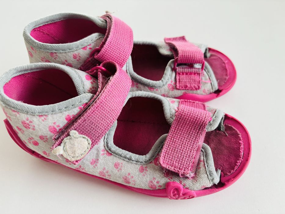 Kapcie Befado roz.25, sandały