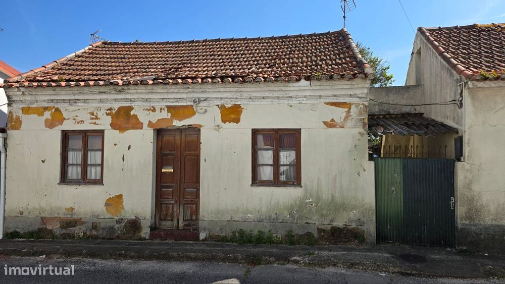 RESERVADA-Moradia  térrea p/ reconstrução total, 5m do Centro M.Grande — Marinha Grande, Leiria