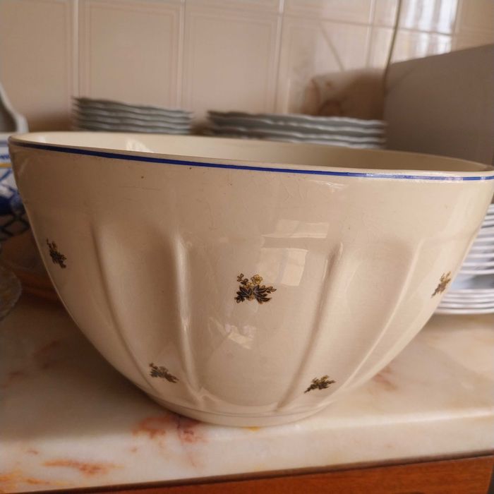 Travessas e taças de porcelana