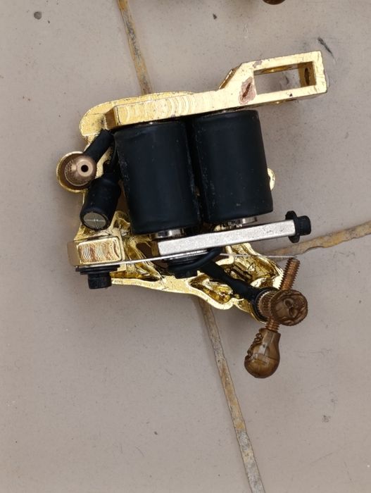 Duas máquinas de tatuagem