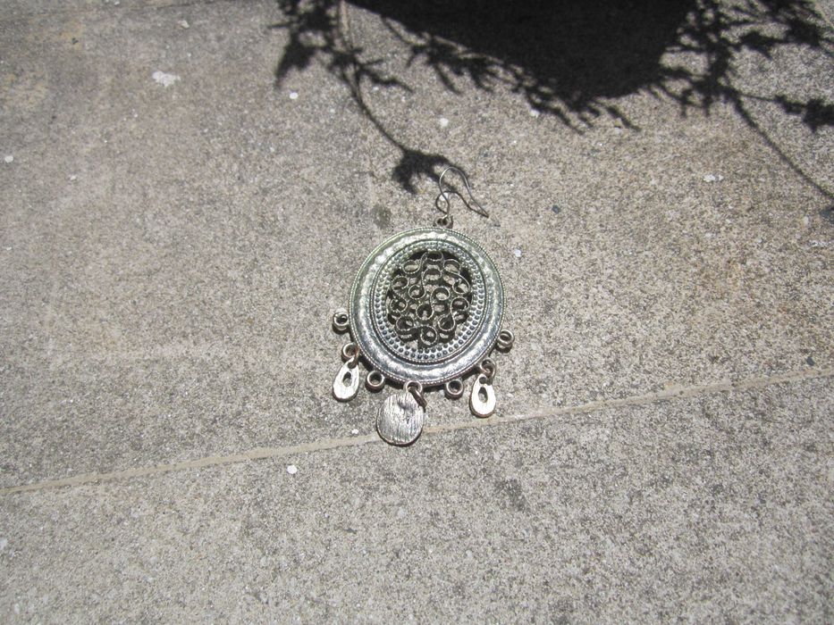 Brinco, medalhão circular filigrana, detalhes pendentes em estilo tribal