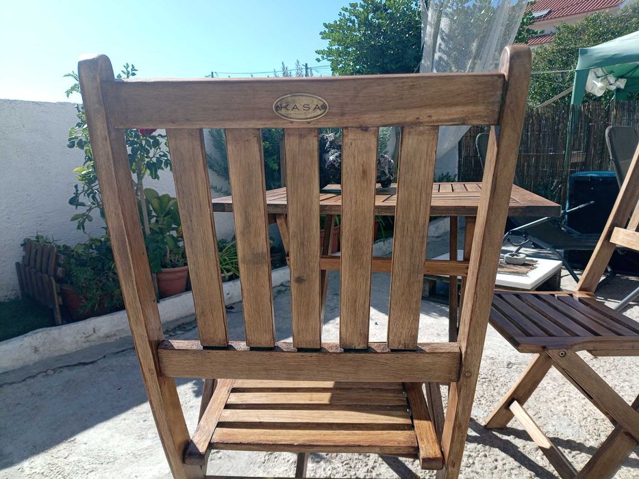 Mesa de madeira com 2 cadeiras