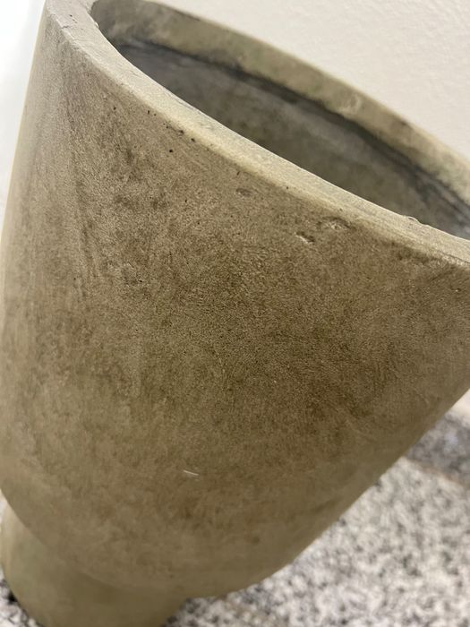 Peça decorativa (vaso/jarra) cinzento com pedras