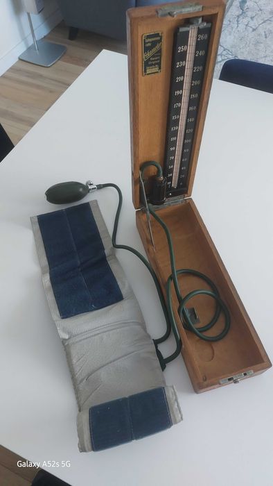 stary ciśnieniomierz