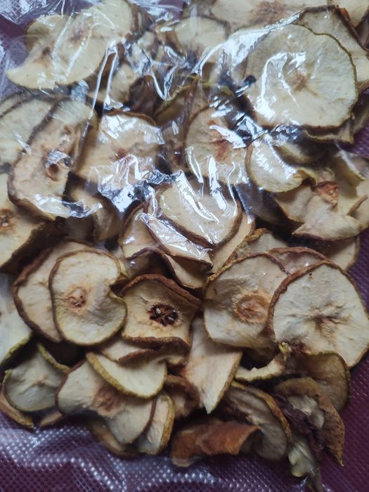 Натуральні сухофрукти без цукру та консервантів .