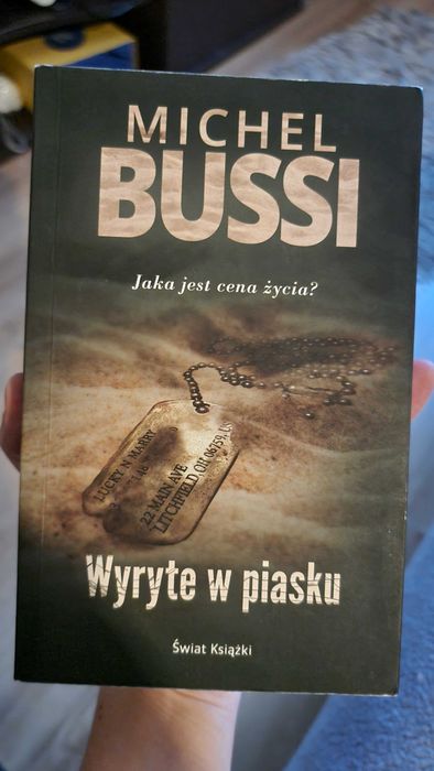 Michel Bussi wyryte w piasku, książka