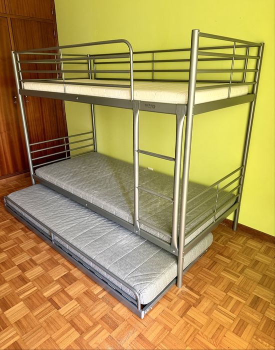 Vendo Beliche cinza escuro com 3 camas/colchões, em bom estado! Só 130€