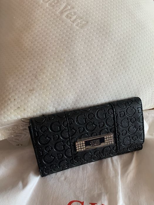 Carteira Guess com brilhantes