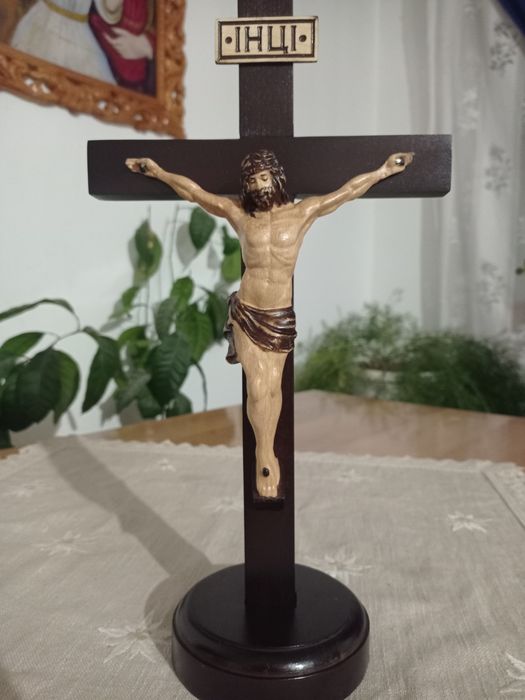 Хрест. Розп'яття з дерева різьблене.