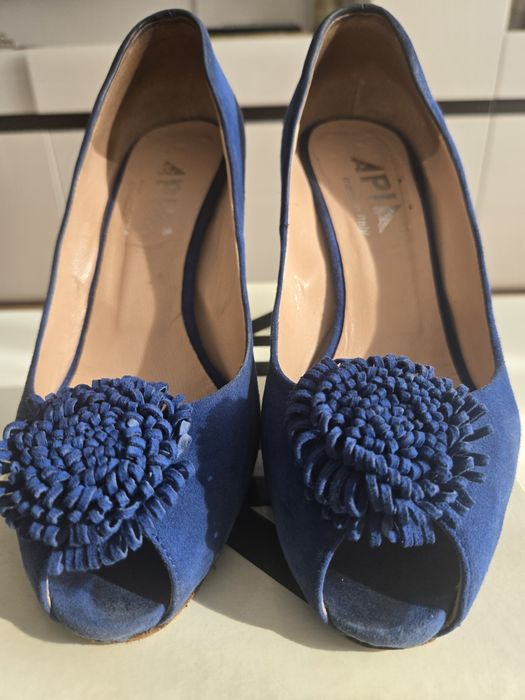 Włoskie, skórzane buty na obcasie Apia
