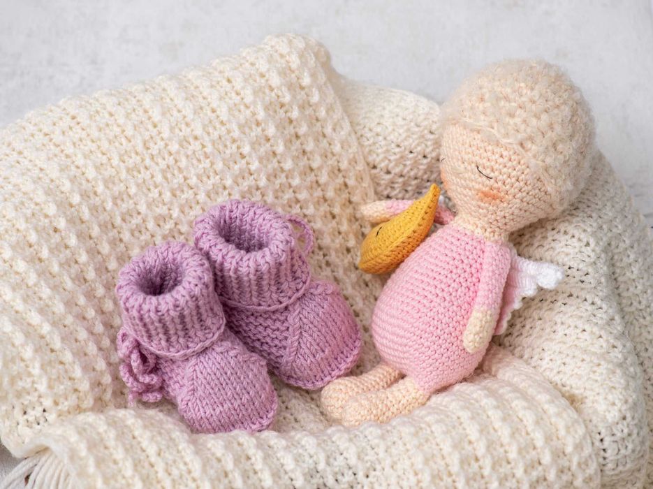 Zestaw prezentowy dla noworodka ręcznie zrobiony (buciki+ maskotka)