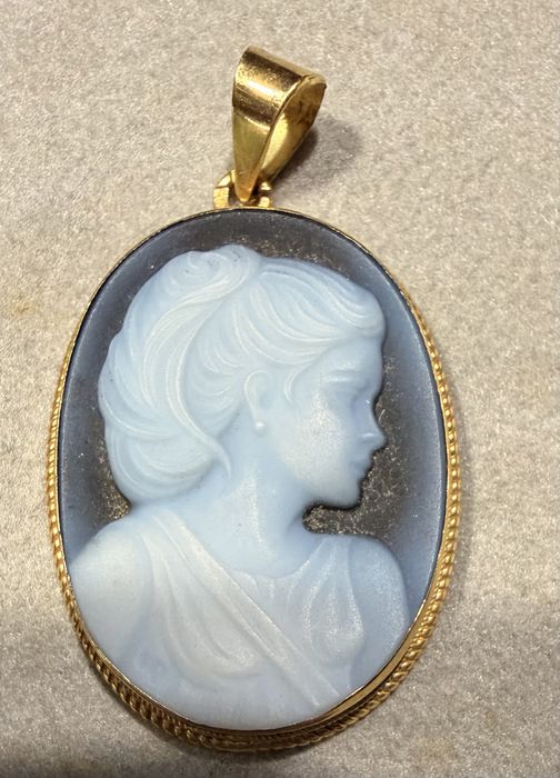 Medalha "camafeu" em ouro 19k