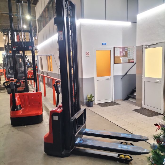 Novo Empilhador Porta Paletes Stacker 1500kg , elevação a 3,5 e a  4mt