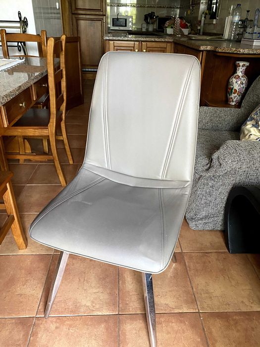 Cadeiras estofadas com pés em metal