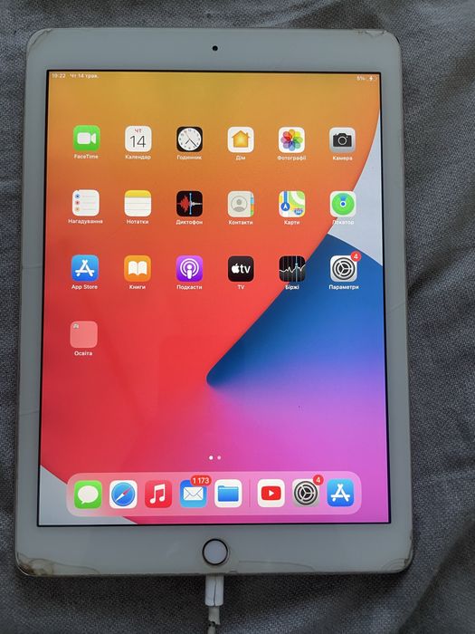 Планшет apple ipad air 2 справний все працює. Стан на фото. Можна на запчастини